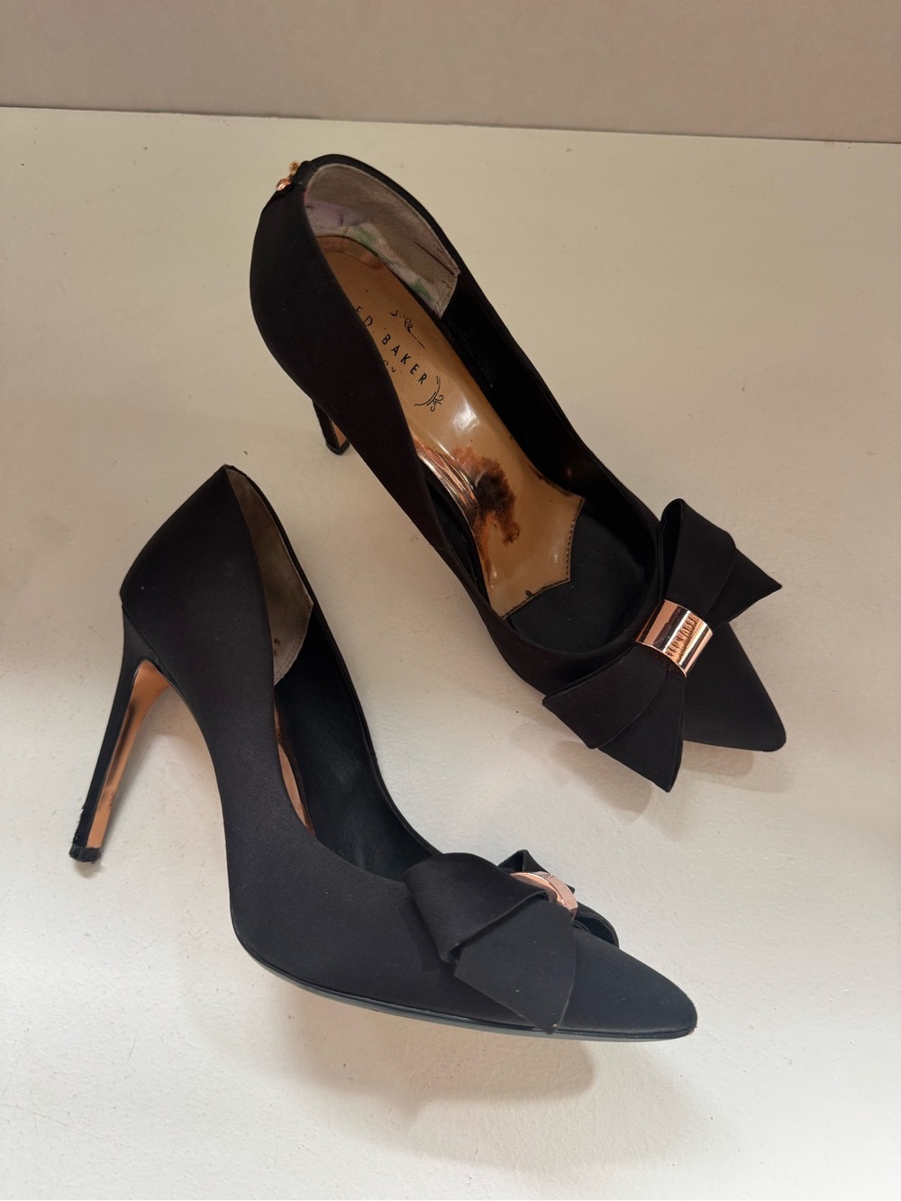 Ted Baker London Black Satin Bow Pumps Heels Rose Gold Pointed Toe 39.5